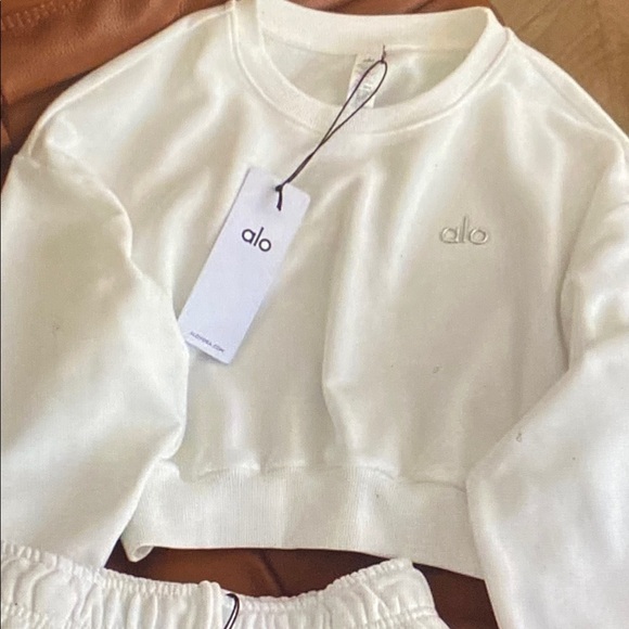 ALO Yoga White Cropped Sweatshirt & Shorts Set - Picture 4 of 7